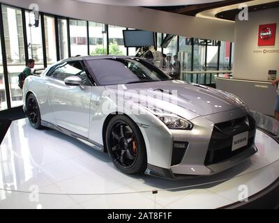 Nissan GT-R présenté dans une salle d'exposition à Ginza, Tokyo, Japon Banque D'Images