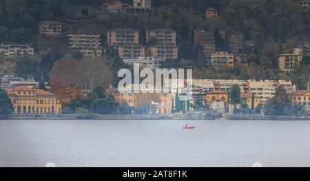 Côme près de Milan, Italie - 4 novembre 2017 : atterrissage en hydravion sur le lac de Côme avec de petits bateaux de pêcheurs en automne Banque D'Images