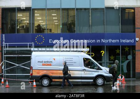 Belfast, Irlande Du Nord, Royaume-Uni. 31 janvier 2020. Les travailleurs attendent de retirer les panneaux au bureau de la Commission européenne en Irlande du Nord à Belfast, en Irlande du Nord, en Grande-Bretagne, le 31 janvier 2020. La Grande-Bretagne quittera l'Union européenne (UE) le 31 janvier 2020. Crédit: Paul Mcerlane/Xinhua/Alay Live News Banque D'Images