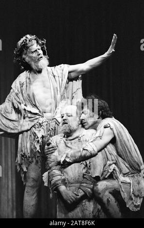 Robert Eddison (King Lear), Ronald Radd (Gloucester), Ian McKellen (Edgar) dans LE ROI LEAR par Shakespeare dirigé par David William pour The Comacteurs Company en 1974, en tournée au Royaume-Uni et à l'Académie de musique de Brooklyn (BAM) à New York. Sir Ian Murray McKellen, né en 1939, Burnley, Angleterre. Acteur de scène et de film anglais. Cofondateur de Stonewall, militant des droits des gays, fait chevalier en 1990, fait Compagnon d'honneur 2007. Banque D'Images