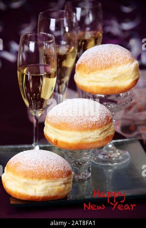 Beignets de gelée et champagne, bonne année!, Autriche Banque D'Images