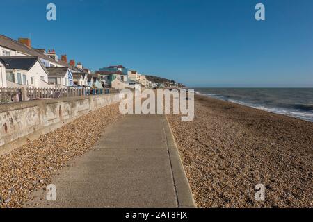 Sandgate Beach, Esplanade, L'A259, Saxon Shore Way, Sandgate, Folkestone, Kent Cycle Et Piéton, Route Banque D'Images