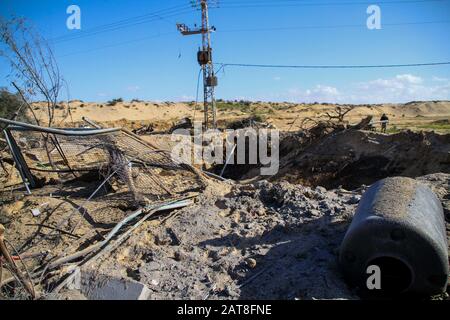 31 Janvier 2020: Gaza, Palestine. 31 Janvier 2020. Un puits d'eau est gravement endommagé à la suite de frappes aériennes menées par des avions de guerre israéliens sur Rafah, dans le sud de la bande de Gaza. Israël a mené une série de frappes aériennes dans le sud de la bande de Gaza tôt vendredi matin. Selon l'armée israélienne, les frappes aériennes ont été en réponse à trois roquettes et à des ballons incendiaires tirés de Gaza vers Israël. Bien que l'armée israélienne ait revendiqué que les frappes aériennes ont frappé les cibles du Hamas, y compris l'« infrastructure souterraine utilisée pour fabriquer des armes », des dommages ont été causés aux maisons et à l'eau Banque D'Images