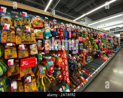 Orlando, FL/USA-1/29/20: Un affichage de diverses marques de jouets pour chiens à vendre dans un Superstore Petmart prêt pour les propriétaires d'animaux de compagnie à acheter pour leurs animaux de compagnie. Banque D'Images