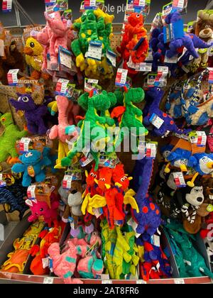 Orlando, FL/USA-1/29/20: Un affichage de diverses marques de jouets pour chiens colorés à vendre dans un Superstore Petmart prêt pour les propriétaires d'animaux de compagnie à acheter pour leur Banque D'Images