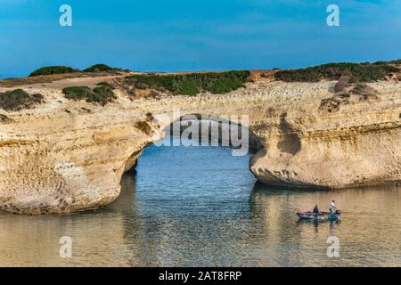 Hommes pêchant à Arco di s'Archctou, arche naturelle près de Spiaggia dell'Arco, plage à s'Archctou, municipalité de Cuglieri, Sardaigne, Italie Banque D'Images