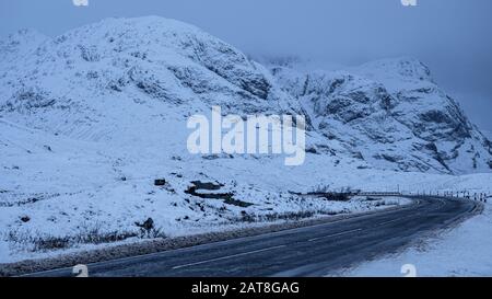 L'A82 traverse la vallée de Glencoe en hiver, Banque D'Images
