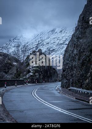 L'A82 traverse la vallée de Glencoe en hiver, Banque D'Images