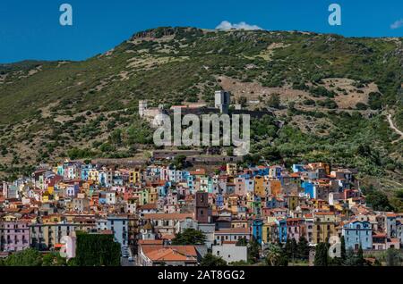 Vue générale de la ville de Bosa, Castello Malaspina en distance, Bosa, province d'Oristano, Sardaigne, Italie Banque D'Images