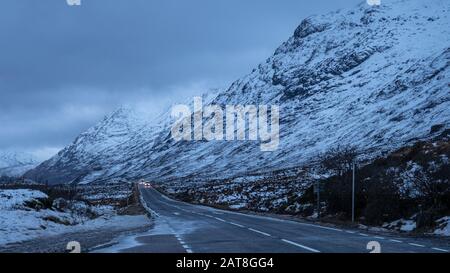 L'A82 traverse la vallée de Glencoe en hiver, Banque D'Images