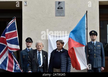 Les anciens membres de la RAF Tomas Lom, à gauche, et Jiri Kafka ont dévoilé la plaque commémorative à Miroslav Mucha, pilote en temps de guerre de la British Royal Air Force (RAF), décédé lors d'un accident d'avion, le 31 janvier 2020, à Ivancice, près de Brno, en République tchèque. (Ctk Photo/Vaclav Salek) Banque D'Images