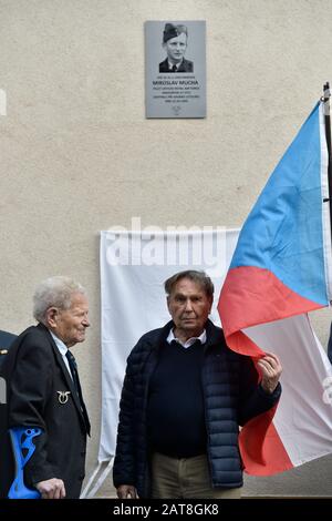 Les anciens membres de la RAF Tomas Lom, à gauche, et Jiri Kafka ont dévoilé la plaque commémorative à Miroslav Mucha, pilote en temps de guerre de la British Royal Air Force (RAF), décédé lors d'un accident d'avion, le 31 janvier 2020, à Ivancice, près de Brno, en République tchèque. (Ctk Photo/Vaclav Salek) Banque D'Images