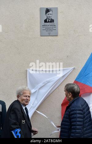 Les anciens membres de la RAF Tomas Lom, à gauche, et Jiri Kafka ont dévoilé la plaque commémorative à Miroslav Mucha, pilote en temps de guerre de la British Royal Air Force (RAF), décédé lors d'un accident d'avion, le 31 janvier 2020, à Ivancice, près de Brno, en République tchèque. (Ctk Photo/Vaclav Salek) Banque D'Images