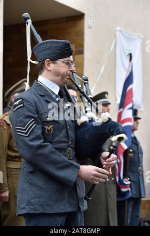 Dévoilement de la plaque commémorative à Miroslav Mucha, pilote en temps de guerre de la Royal Air Force britannique (RAF) qui est décédé lors d'un accident d'avion, le 31 janvier 2020, à Ivancice, près de Brno, en République tchèque. (Ctk Photo/Vaclav Salek) Banque D'Images