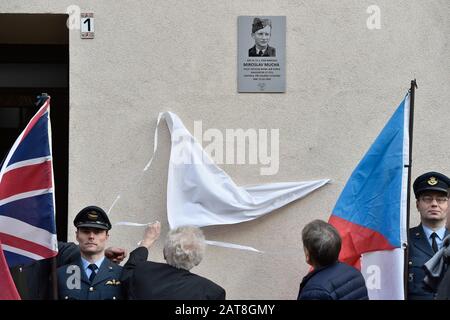 Les anciens membres de la RAF Tomas Lom, à gauche, et Jiri Kafka ont dévoilé la plaque commémorative à Miroslav Mucha, pilote en temps de guerre de la British Royal Air Force (RAF), décédé lors d'un accident d'avion, le 31 janvier 2020, à Ivancice, près de Brno, en République tchèque. (Ctk Photo/Vaclav Salek) Banque D'Images