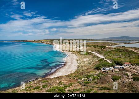 Spiaggia di San Giovanni di Sinis, plage de la péninsule de Sinis, vue de Torre di San Giovanni, site archéologique de Tharros, Sardaigne, Italie Banque D'Images