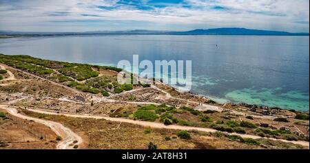 Vue générale du site archéologique de Tharros, Golfo di Oristano, de Torre di San Giovanni, municipalité de Cabras, Sardaigne, Italyi Banque D'Images