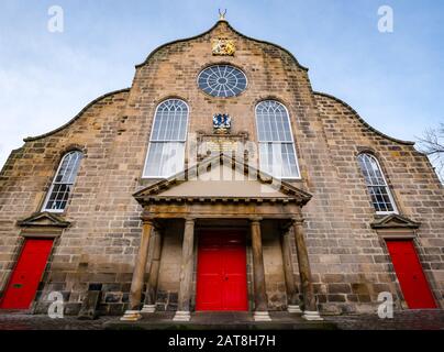 Nouvelle église ou canongate Kirk de style néerlandais du XVIIe siècle avec portique et portes rouges, Royal Mile, Édimbourg, Écosse, Royaume-Uni Banque D'Images