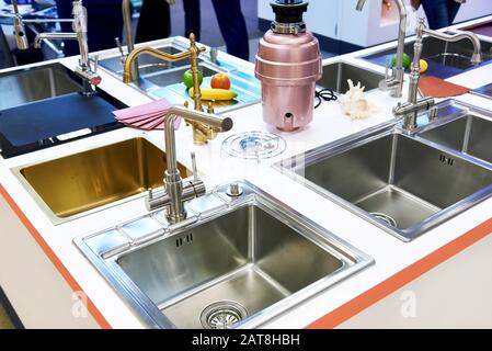 Exposition de lavabos de cuisine pour meubles dans le magasin Banque D'Images