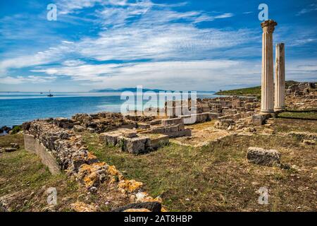 Tempio Tetrastilo, deux colonnes, Golfo di Oristano à distance, site archéologique de Tharros, municipalité de Cabras, Sardaigne, Italie Banque D'Images