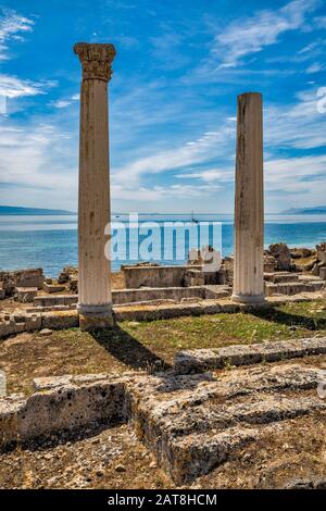 Tempio Tetrastilo, deux colonnes, Golfo di Oristano à distance, site archéologique de Tharros, municipalité de Cabras, Sardaigne, Italie Banque D'Images