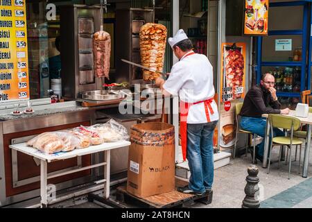 Istanbul, Turquie - 8 juin 2014 : faire cuire La viande D'un Doner Kebab pour un client dans un restaurant de la rue Turque. Banque D'Images