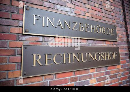 31 janvier 2020, Hambourg: Le lettrage "Finanzbehörde" et "Rechnungshof", peut être vu sur la construction de la Cour de contrôle et de l'Autorité financière de la ville libre et hanséatique de Hambourg. Photo : Daniel Reinhardt/Dpa Banque D'Images