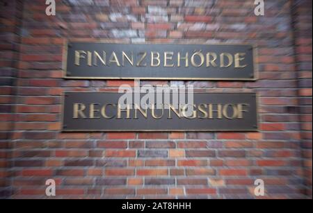 31 janvier 2020, Hambourg: Le lettrage "Finanzbehörde" et "Rechnungshof", peut être vu sur la construction de la Cour de contrôle et de l'Autorité financière de la ville libre et hanséatique de Hambourg. (Enregistrement avec effet zoom) photo: Daniel Reinhardt/dpa Banque D'Images