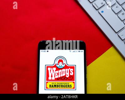 Dans cette illustration photo, le logo Wendy est affiché sur un smartphone. Banque D'Images