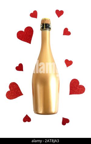 Bouteille de champagne doré et coeur pailleté rouge sur fond blanc. Ensemble festif. Vue de dessus Banque D'Images