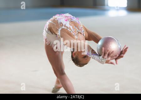 Gymnast avec une balle Banque D'Images