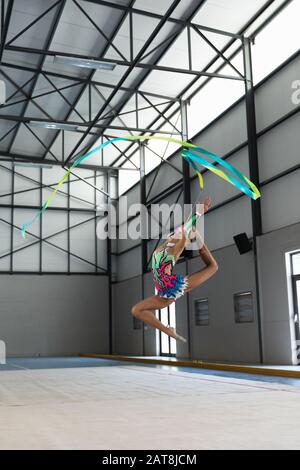 Gymnast avec ruban Banque D'Images