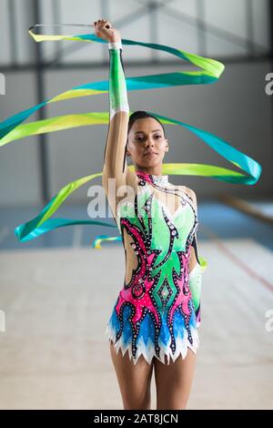 Gymnast avec ruban Banque D'Images