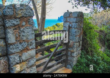 Porte en bois dans un jardin de style espagnol situé près de la mer à Majorque, en Espagne Banque D'Images