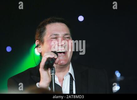 Le chanteur Tony Hadley chante sur scène lors d'une représentation caritative à l'hôtel Grosvenor, Londres, Angleterre 2012. Hadley a obtenu le succès avec le Nouveau roman Banque D'Images