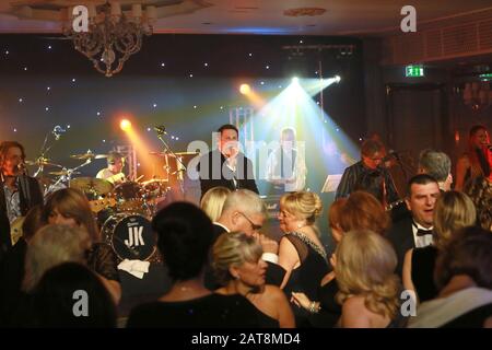 Le chanteur Tony Hadley chante sur scène lors d'une représentation caritative à l'hôtel Grosvenor, Londres, Angleterre 2012. Hadley a obtenu le succès avec le Nouveau roman Banque D'Images