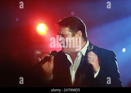 Le chanteur Tony Hadley chante sur scène lors d'une représentation caritative à l'hôtel Grosvenor, Londres, Angleterre 2012. Hadley a obtenu le succès avec le Nouveau roman Banque D'Images