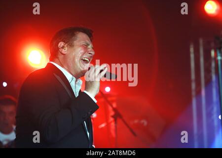 Le chanteur Tony Hadley chante sur scène lors d'une représentation caritative à l'hôtel Grosvenor, Londres, Angleterre 2012. Hadley a obtenu le succès avec le Nouveau roman Banque D'Images