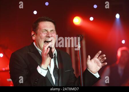 Le chanteur Tony Hadley chante sur scène lors d'une représentation caritative à l'hôtel Grosvenor, Londres, Angleterre 2012. Hadley a obtenu le succès avec le Nouveau roman Banque D'Images