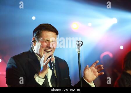 Le chanteur Tony Hadley chante sur scène lors d'une représentation caritative à l'hôtel Grosvenor, Londres, Angleterre 2012. Hadley a obtenu le succès avec le Nouveau roman Banque D'Images