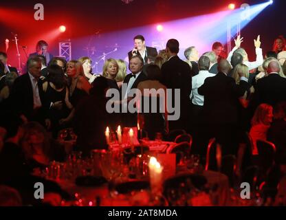 Le chanteur Tony Hadley chante sur scène lors d'une représentation caritative à l'hôtel Grosvenor, Londres, Angleterre 2012. Hadley a obtenu le succès avec le Nouveau roman Banque D'Images