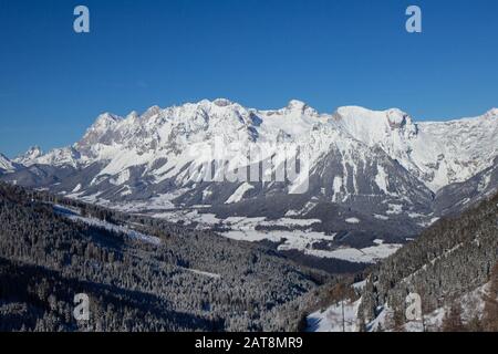 Vue de la station de ski de Schladming vers le glacier de Dachstein Banque D'Images