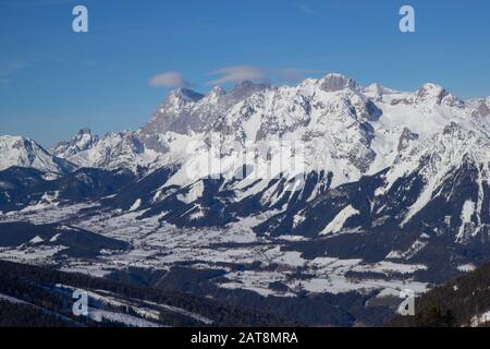 Vue de la station de ski de Schladming vers le glacier de Dachstein Banque D'Images