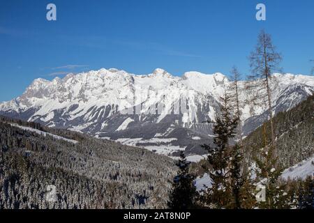 Vue de la station de ski de Schladming vers le glacier de Dachstein Banque D'Images