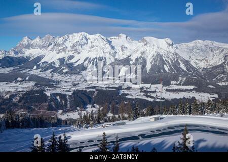 Vue de la station de ski de Schladming vers le glacier de Dachstein Banque D'Images