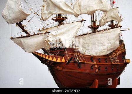 Fabrication de maquettes navales: Galléon espagnol - maquette de bateau en bois. Banque D'Images