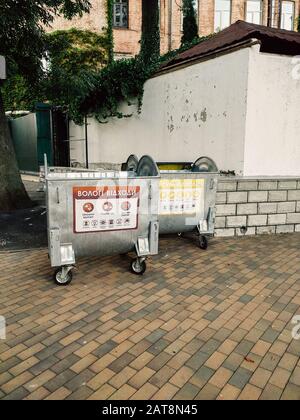 Vinnitsa, Ukraine. 7 2019 poubelles dans le centre-ville. Pollution de l'environnement. Problème environnemental et catastrophe. Zéro gaspillage, sauver la planète Banque D'Images