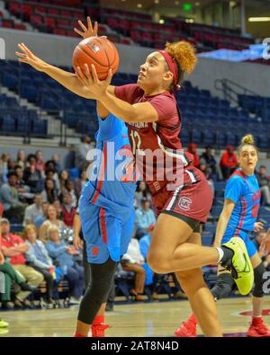 Oxford, MS, États-Unis. 30 janvier 2020. La garde de Caroline du Sud, Brea Beal (12), conduit au hoop pendant le match de basket-ball féminin de la NCAA entre les joueurs Lady de Caroline du Sud et les Rebelles de la Mademoiselle d'Ole au Pavillion à Oxford, MS. Kevin Langley/Sports South Media/Csm/Alay Live News Banque D'Images