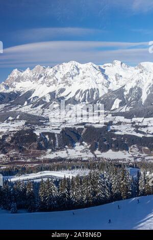 Vue de la station de ski de Schladming vers le glacier de Dachstein Banque D'Images