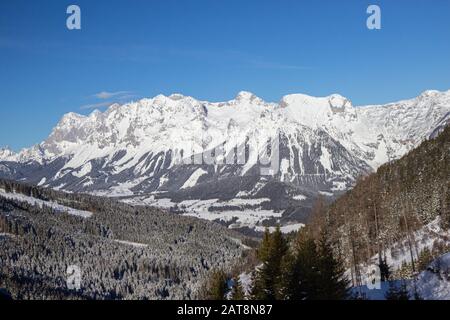 Vue de la station de ski de Schladming vers le glacier de Dachstein Banque D'Images